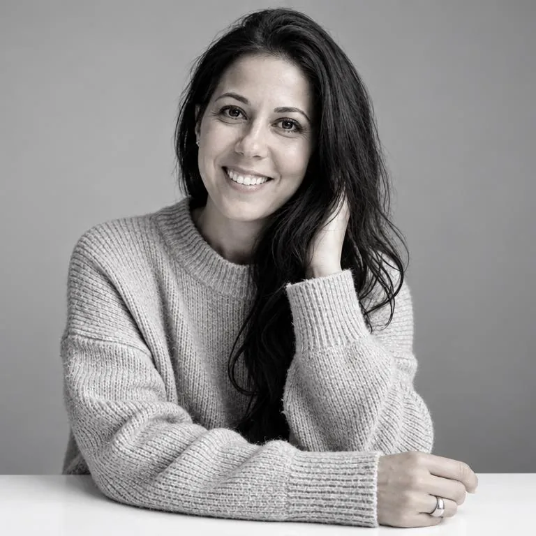 Retrato en blanco y negro de Raquel Lafuente Tébar, fundadora de Lunea